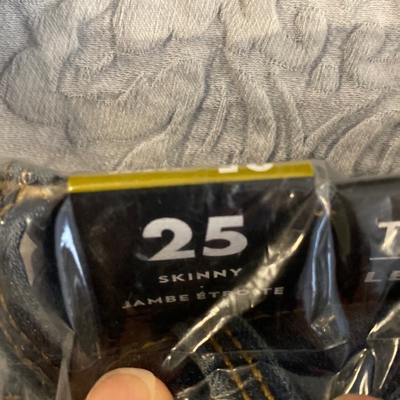 Woman's Reitmans 25p skinny the sculpting in medium denim - Picture 7 of 8